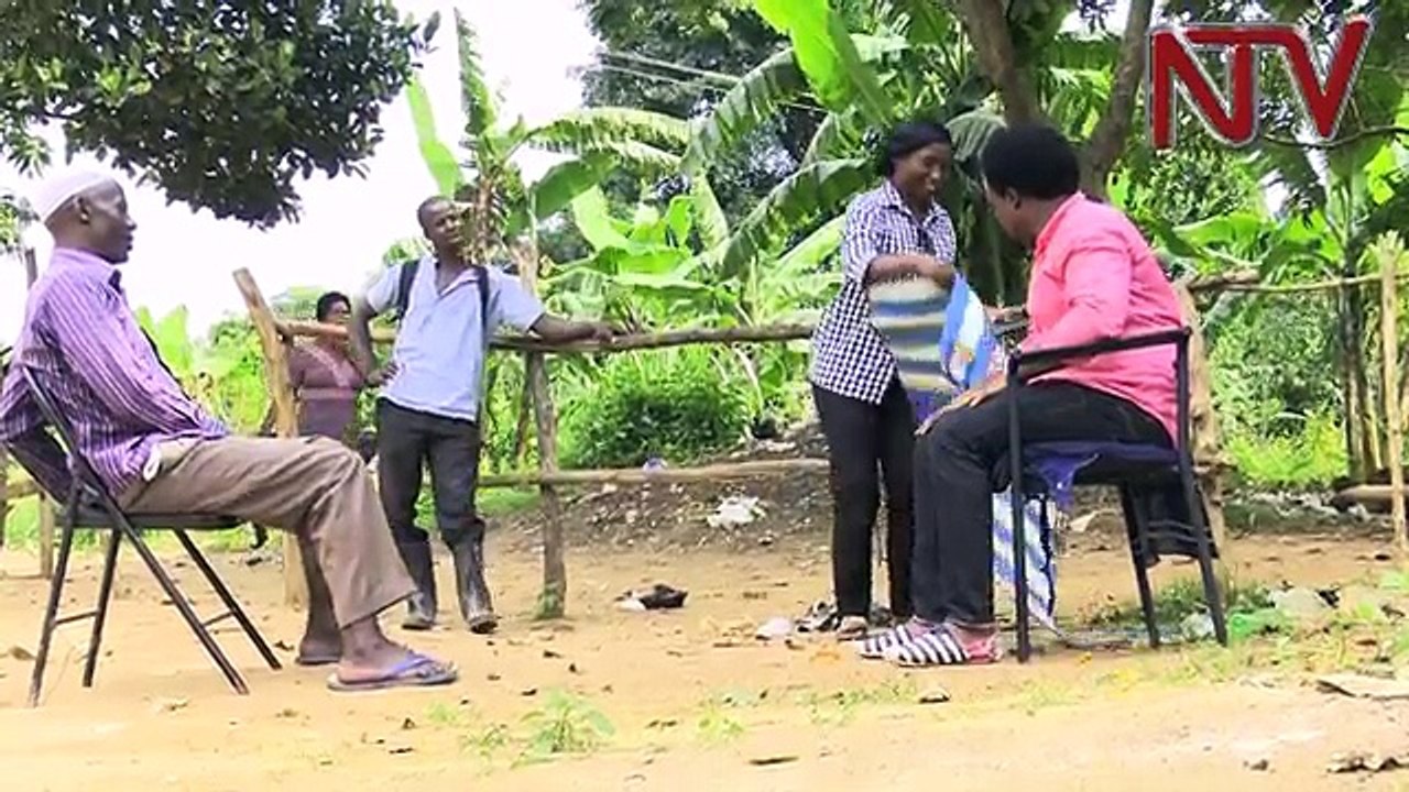 Hallucinant : âgé de 50 ans, cet homme épouse 3 femmes le même jour, dont 2 sœurs. (vidéo)