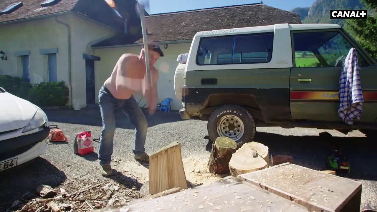 Antoine de Caunes coupe du bois torse nu avec Jean Lassalle
