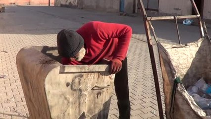 Suriyeli Mülteci Çöpten Topladığı Ekmekten Para Kazanıyor