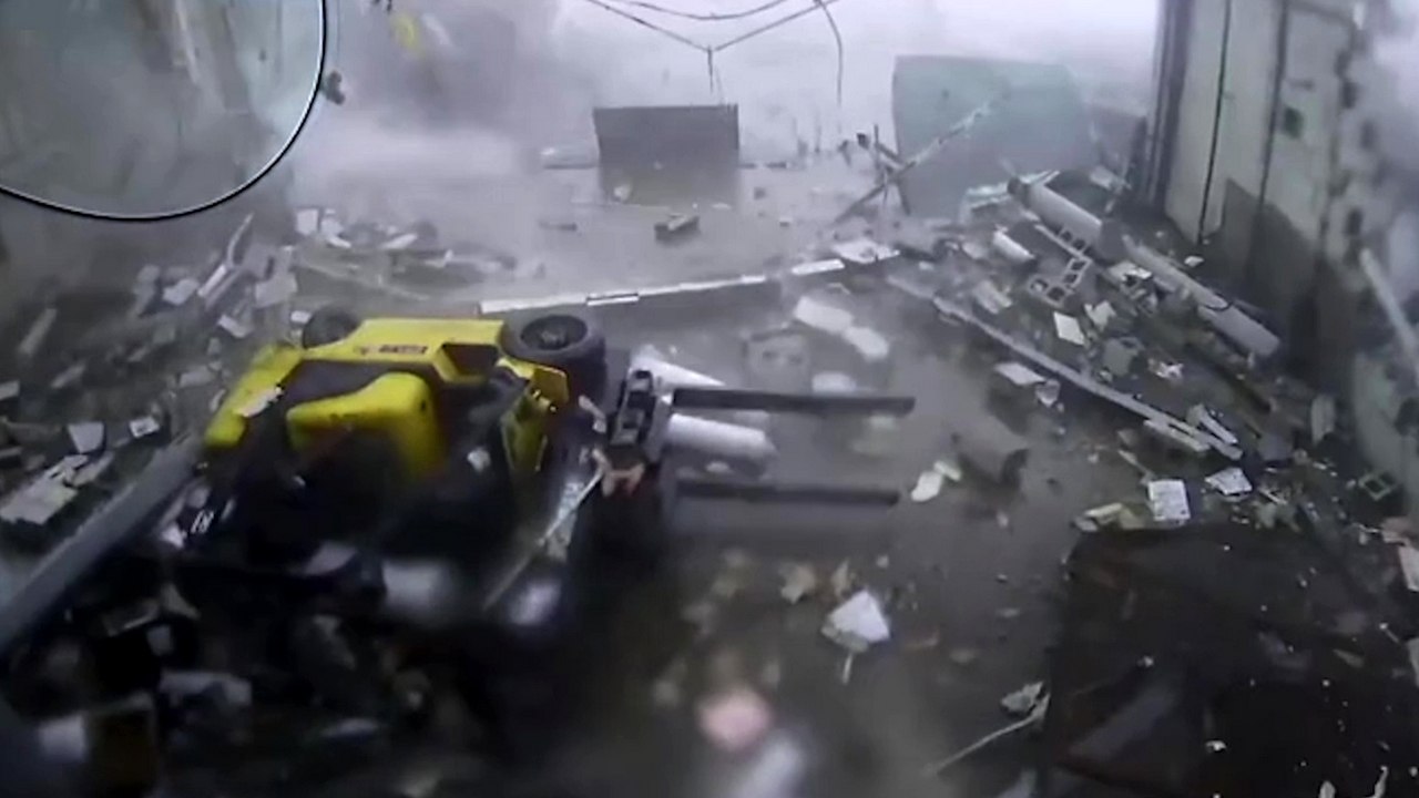 Une tornade détruit complètement un entrepôt avec des ouvriers à l'intérieur