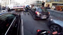 Un motard français prend en chasse une automobiliste qui fait un délit de fuite après avoir renversé un homme
