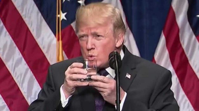 Trump boit bizarrement son verre d'eau, ses détracteurs ne l'ont pas loupé