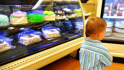 Bad Baby Конфеты против Чупа Чупс CANDY CAKE CHALLENGE Freak Mommy Messy Taste Test