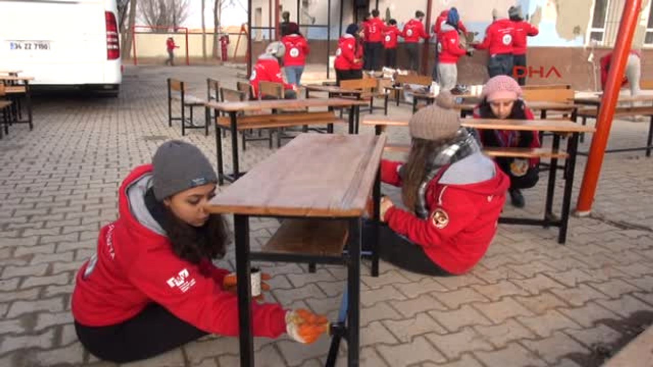 Sivas Üniversite Öğrencileri Köy Okuluna 'Işık' Oldu