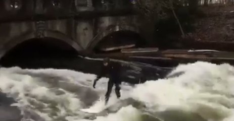 Video herunterladen: Munich Surfer Rides Waves Despite Almost Freezing Temperatures