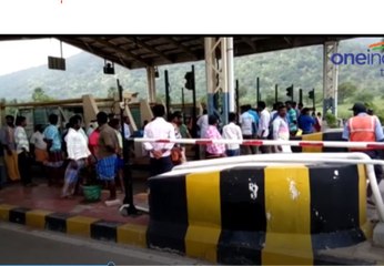 பணி வழங்க மறுக்கப்பட்டதால் சுங்கசாவடியை முற்றுகையிட்ட சக ஊழியர்கள்- வீடியோ