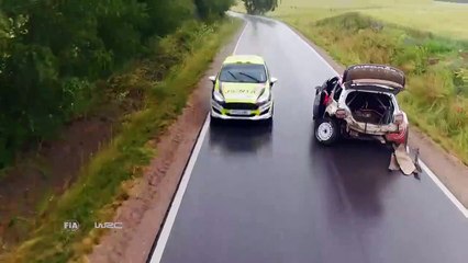 un pilote de rallye avec une voiture toute pétée...