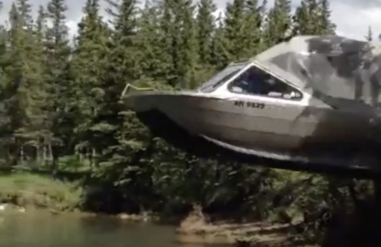 Saut d'un bateau par-dessus une digue de terre !