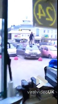 Ivre ce russe danse sur le toit de sa voiture en plein trafic !