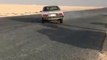 Dérapages incontrôlés d'une voiture qui termine dans le caméraman en Arabie Saoudite au milieu du désert !