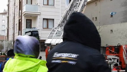 Çatı yangını mahalleliyi sokağa döktü