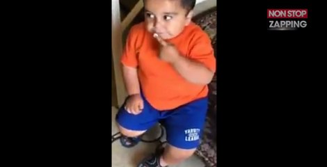 Un enfant se prend pour un chat, les images craquantes (Vidéo)