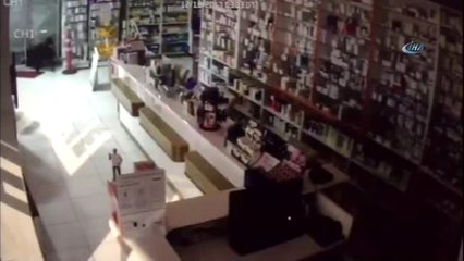 Gaziosmanpaşa'da Eczanelere Dadanan Hırsızlar Kamerada