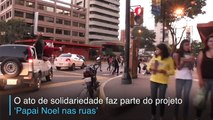 Papai Noel distribui comida na Venezuela