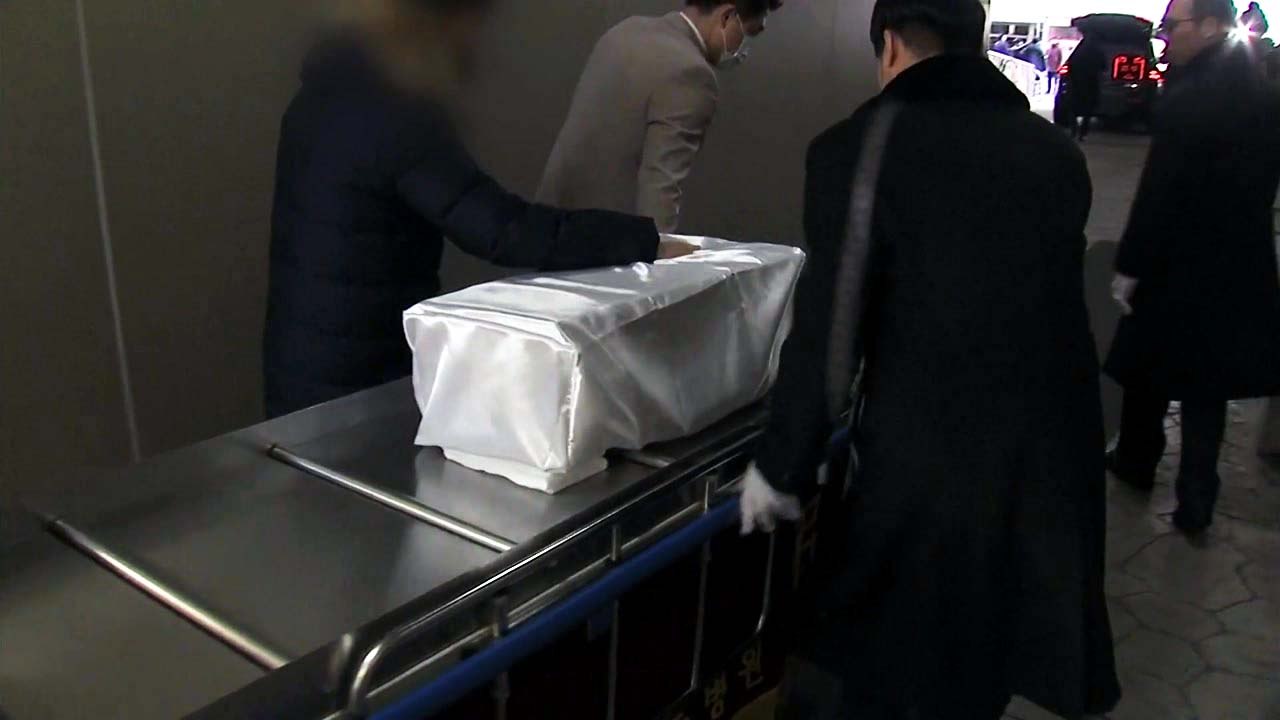 "신생아 눈물 속 발인"...경찰, 병원 압수수색 수사 속도 / YTN