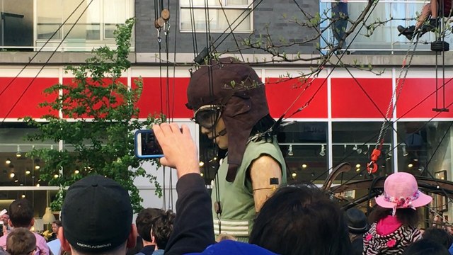 Marche de marionnettes géantes pour le 375e de Montréal