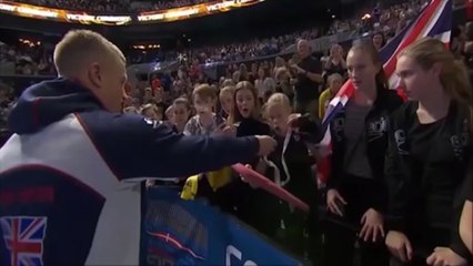Natation: Adam Peaty donne sa médaille d'or à une jeune fan