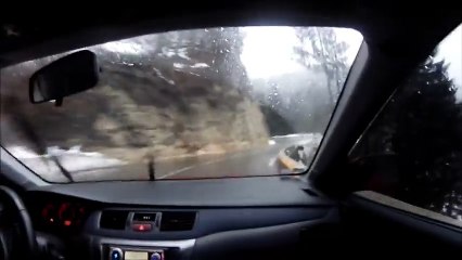 Un jeune homme perd le contrôle de son véhicule en faisant le malin sur une route de montagne...