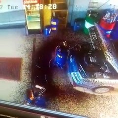 Un garagiste a un gros problème pendant la vidange d’une voiture