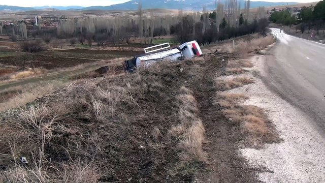 Yangına müdahale etmek için yola çıkan arazöz devrildi - BURDUR