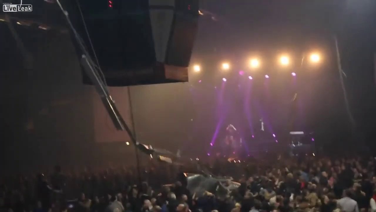 La ventilation tombe sur le public pendant un concert de rock