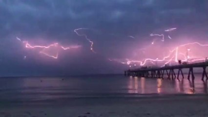 Cet orage dans le ciel d'Adélaïde est mieux qu'un feu d'artifice... Incroyable