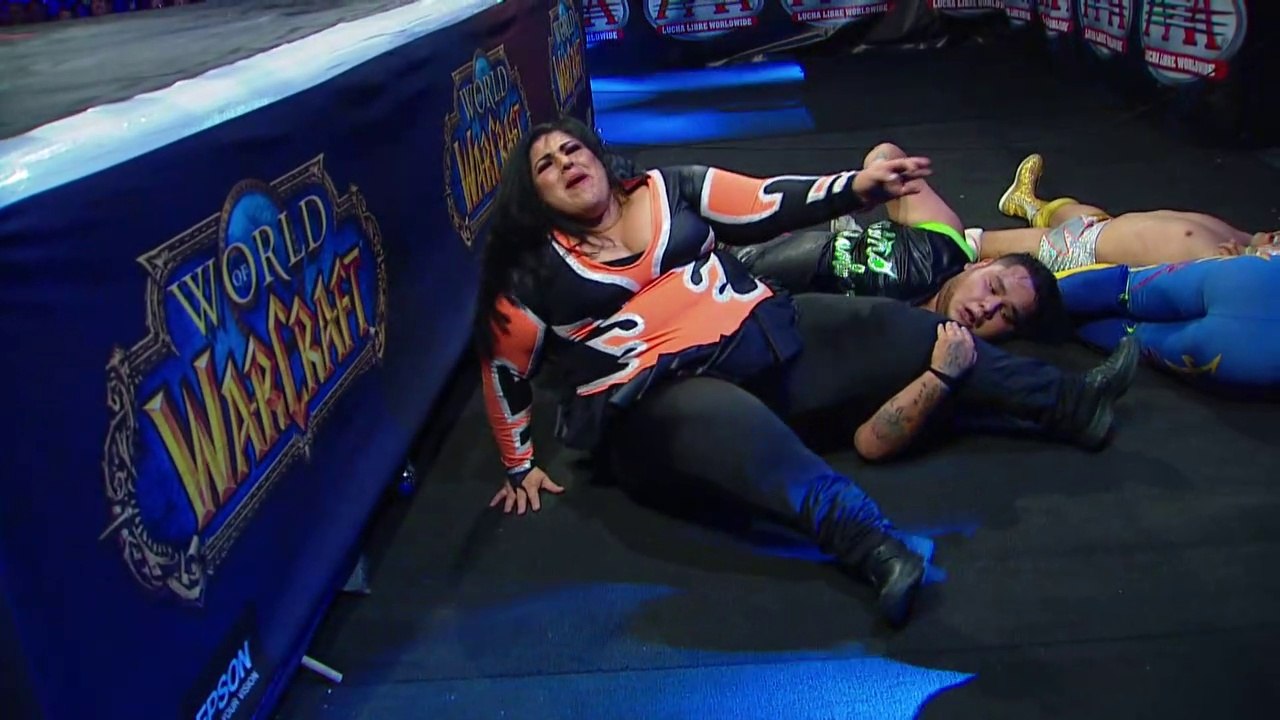 Cette catcheuse se casse la jambe en deux en plein direct et c'est pas du cinéma pour une fois