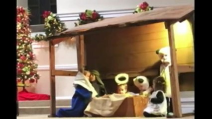 Etats-Unis : deux enfants se disputent le petit Jésus lors d'une scène de la Nativité