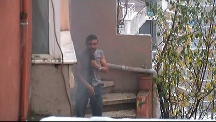 Evini ateşe veren şahıs pompalı tüfekle intihar girişiminde bulundu