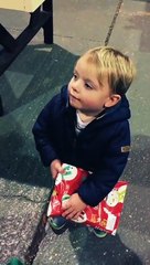 2 enfants bloquent sur ce jouet de Noël...