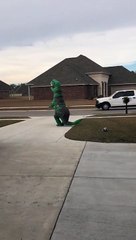 Il attend sa fille au Bus déguisé en Dinosaure T-Rex géant LoL
