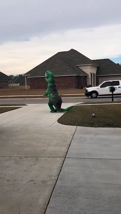 Il attend sa fille au Bus déguisé en Dinosaure T-Rex géant LoL