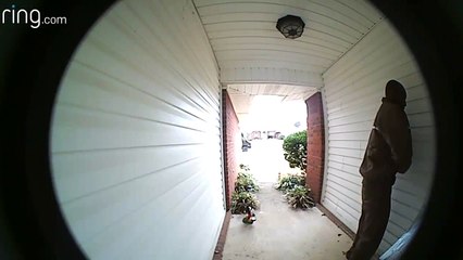 un livreur UPS vole un des paquets avant de sonner et partir !