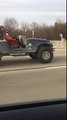 Le Père Noël a échangé son traineau pour une jeep