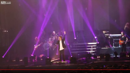 Le système de ventilation tombe sur le public en plein concert