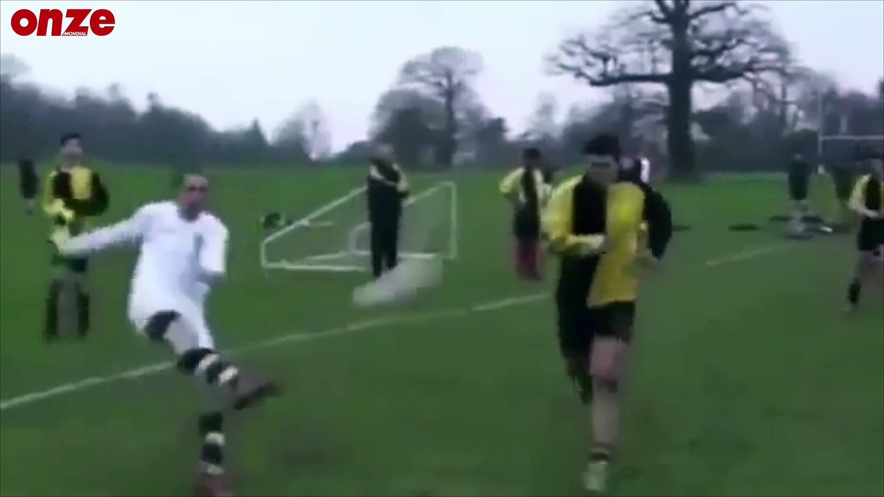 Magnifique coup du foulard en reprise de volée