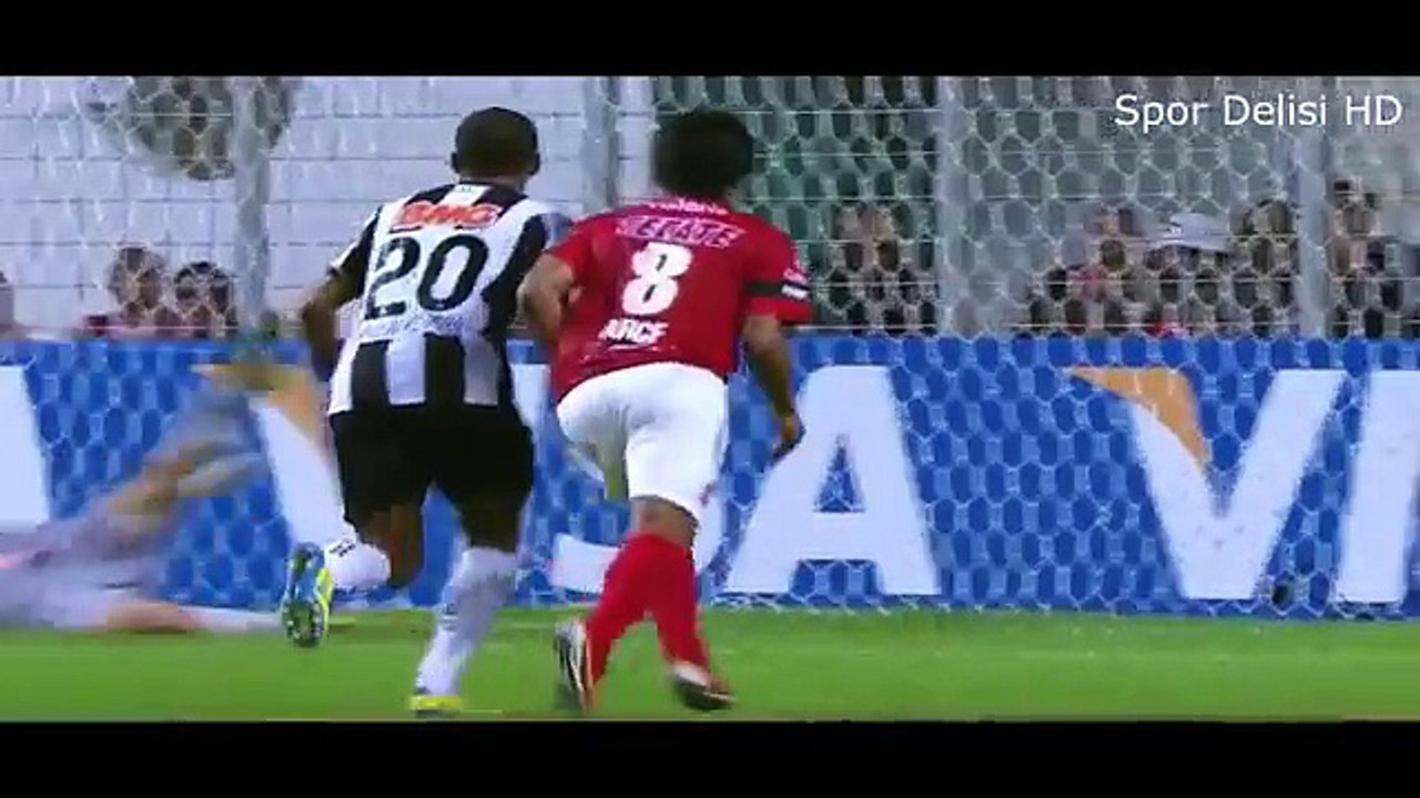 Futbolda Sıradışı Kaleci Kurtarışları ● HD