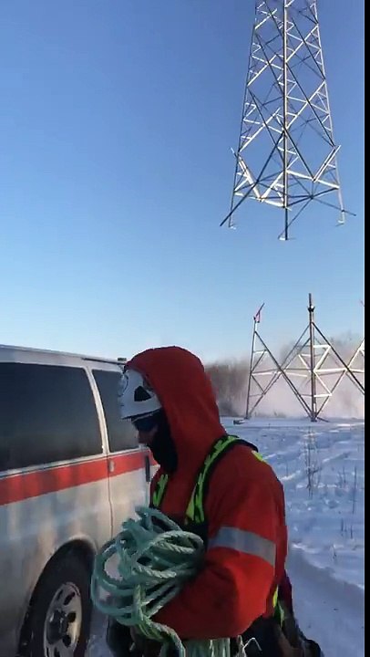 Assemblage d'un pylône électrique avec un hélicoptère (Canada)