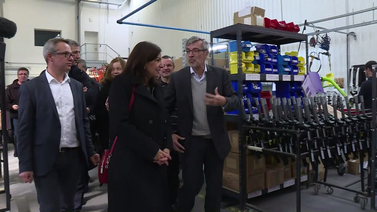 Hidalgo visite l'usine de fabrication des Vélib électriques