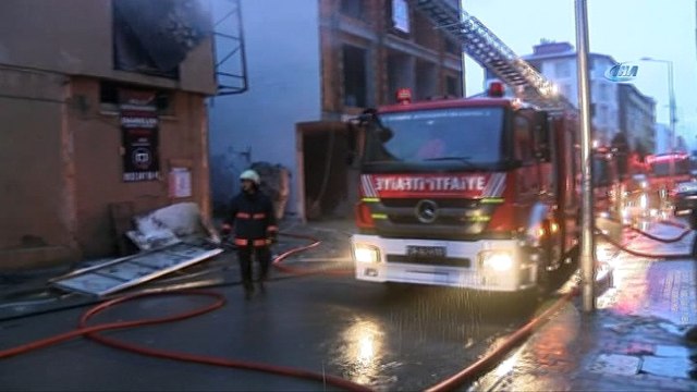 Yangında mahsur kalan yavru kedi itfaiye ekipleri tarafından böyle kurtarıldı