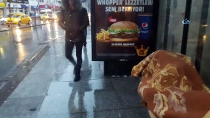 Şişli'de durakta uyuyan adamın hali yürekleri sızlattı