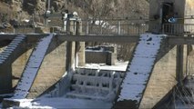Kars'ta Hidro Elektrik Santrali Barajı dondu