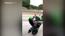 Motociclista demostró sus habilidades sobre el asfalto en una autopista