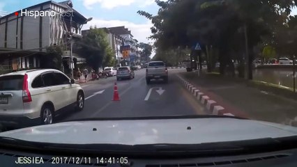 Perdió el control de su camioneta y terminó en un sumergido en un río