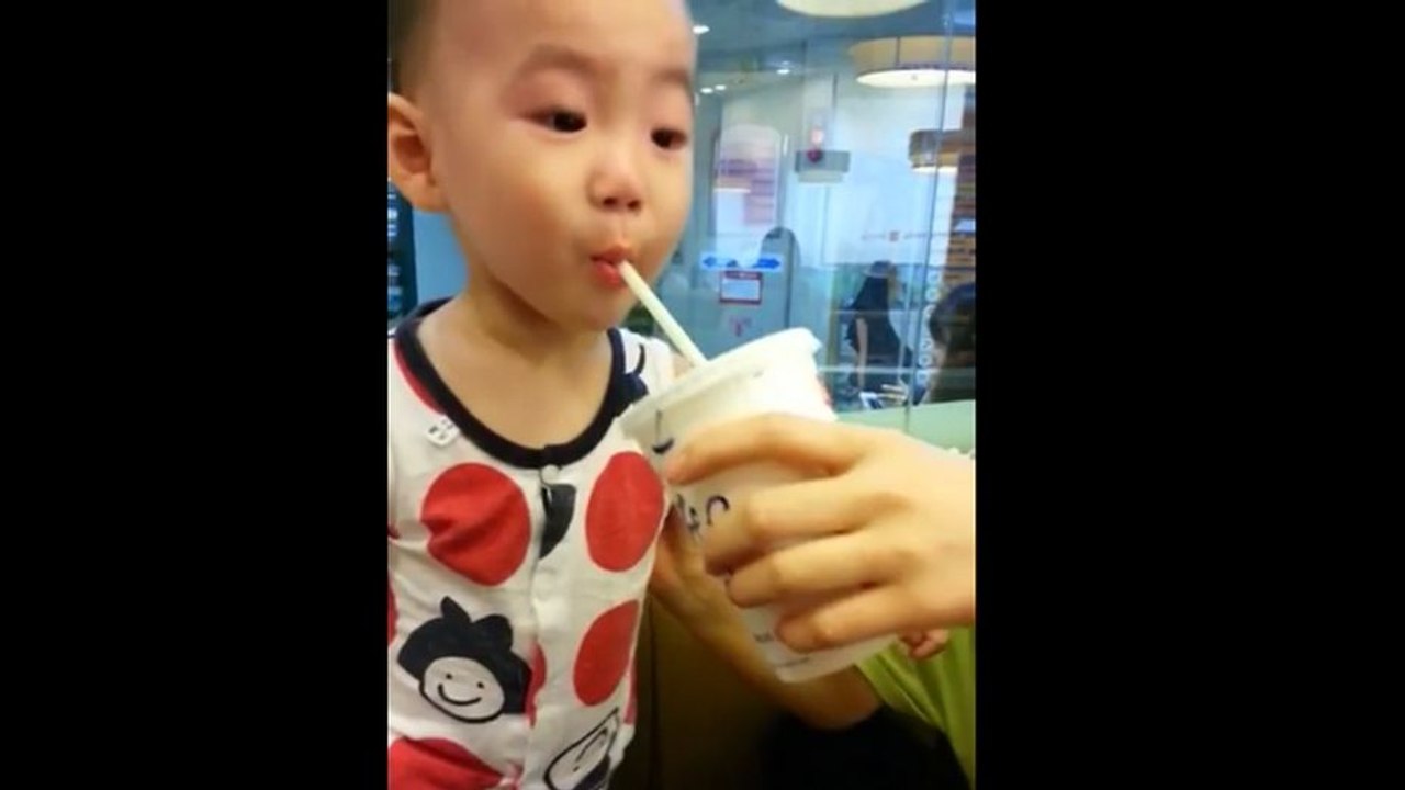 Un enfant boit du Coca-Cola pour la première fois