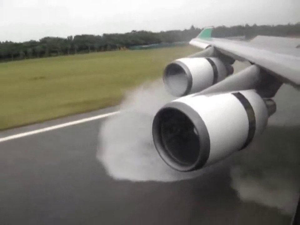 Ce Boeing 747 atterrit sur piste inondée : inversion de poussée impressionnante!