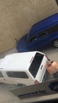 Complètement ivre elle renverse son voisin handicapé et écrase son fauteuil avec sa voiture