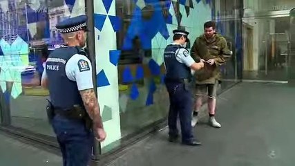 A drunk builder is stopped by the cops, after a work-do. (Police Ten-7, TVNZ) [02:24]