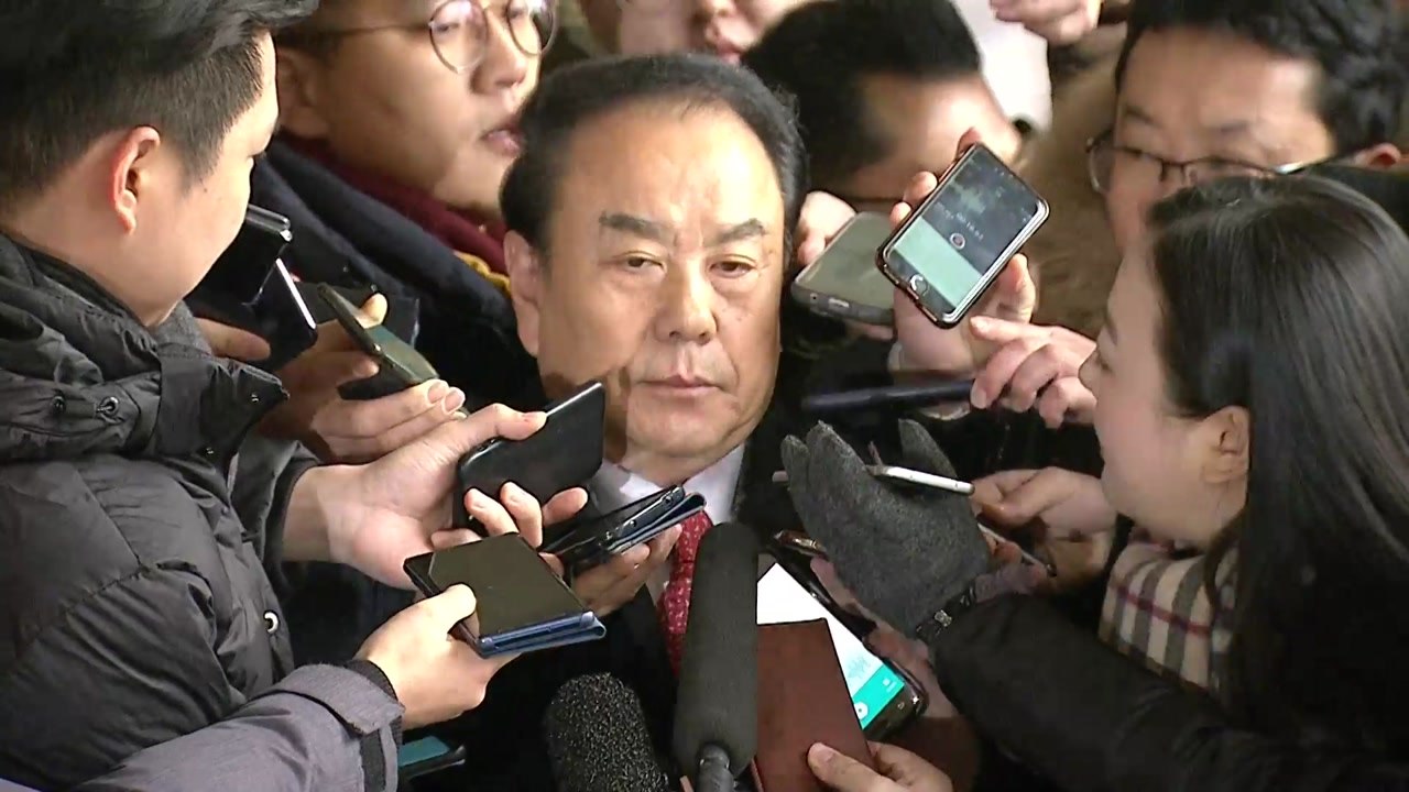 [현장영상] '뇌물수수 의혹' 이우현 의원 검찰 소환..."인정할 건 인정하겠다" /...
