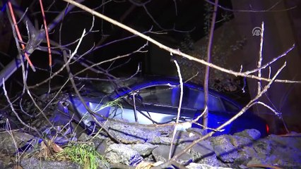Kağıthane'de otomobil viyadükten düştü: 2 yaralı - İSTANBUL